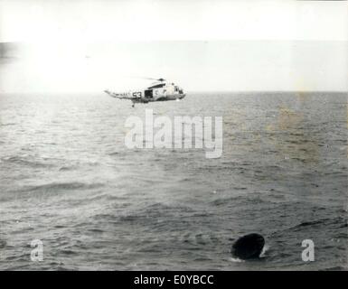 Lug. 29, 1969 - Apollo 11 Splashdown: un salvataggio in elicottero mai al di sopra del veicolo spaziale 11 secondi dopo averlo spruzzato verso il basso nell'oceano pacifico a 12,5 P.M. EDT Luglio 24, 1969. La navicella spaziale ruotata verso il basso di apice dopo l'impatto, come mostrato qui di seguito, ma chiede gonfiabile riposizionato il veicolo spaziale poco dopo questo punto di vista è stata presa. Splashdown e ripresa ha avuto luogo a 900 miglia a sud-ovest delle Hawaii, otto giorni dopo gli astronauti Neil Armstrong, Michael Collins e Edwin Aldrin, eseguite l'uomo il primo sfruttamento lunare missione. Foto Stock