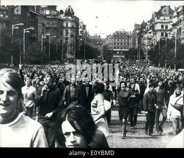 Agosto 08, 1969 - in scena a Praga il anniversario della invasione sovietica.: Cecoslovacchia il regime comunista ha introdotto una serie di leggi di emergenza aumentando le pene per i rivoltosi e per i cittadini che criticano i funzionari dello Stato o di altri paesi comunisti o parti. Le misure sono state un follow-up per le dimostrazioni e tumulti a Praga e in altre città della scorsa settimana che ha segnato il primo anniversario dell'invasione sovietica della Cecoslovacchia. La foto mostra: questa è una scena a Praga la settimana scorsa durante l anniversario dell'invasione sovietica della Cecoslovacchia Foto Stock