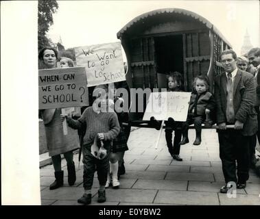 Ottobre 10, 1969 - Zingari presso la Casa del Comune.: un gruppo di Zingari provenienti da tutta le Isole Britanniche oggi è andato alla House of Commons oggi, con lo scopo di sollecitare che la legislazione parlamentare rendendo obbligatoria per le autorità locali per fornire siti di caravan per zingari essere accelerato. Molti degli zingari sono stati accompagnati dalle loro mogli e famiglie - cupola ans dei bambini trasportati striscioni con slogan come ''vogliamo andare a scuola". La foto mostra i bambini con una miniatura del caravan e portante di slogan - sul loro modo alla House of Commons oggi. Foto Stock