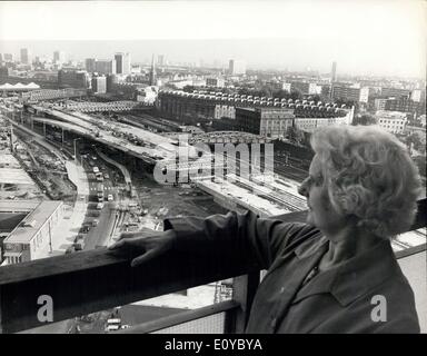 Ottobre 21, 1969 - Western Avenue estensione dovuta per il completamento del prossimo anno: L 291/2 milioni di Western Avenue bordatura di estensione il suo modo più vicino il centro di Londra come la sezione in alzata e strade di slittamento sono costruiti sopra Harrow Road vicino al Royal Oak stazione della metropolitana. Il 21/2-miglio-lungo l'autostrada, dovuto per il completamento il prossimo anno link Western Avenue a Città Bianca con Marylebone Road. Le linee ferroviarie (destra) sono quelli utilizzati dalla linea principale treni dalla stazione di Paddington per l'occidente. Foto Stock