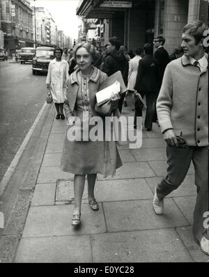 Agosto 08, 1969 - Lillian Gish a Londra: famosi film muto star Lillian Gish è a Londra questa sera lei darà il definitivo John Player celebrity lezioni, nel 1968-1969 serie, all' Accademia di uno, Oxford street. La conferenza tratterà Miss Gish la lunga carriera cinematografica, che includerà film famosi come "Nascita di una nazione' 'l'intolleranza " e " La Lettera Scarlatta'. Mostra fotografica di Miss Lillian Gish visto camminare per Oxford Street questa mattina. Foto Stock