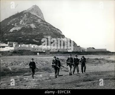 Agosto 08, 1969 - finto attacco su Gibilterra: Gibilterra, Royal Irish Rangers (seconda batt.), in esecuzione attraverso il mulino appartamenti qui ieri, prendere parte alla difesa di Gibilterra (rock visto in background), durante la fase di esercizio il cui nome in codice è ''Arrampicata''. Durante l'esercizio, Marine Commando in scena un elicottero a carico assalto su Gibilterra dal commando baluardo del gestore (23,300 ton). Il finto attacco era una produzione britannica per vedere quanto successo un nemico dotato di moderne armi potrebbe essere in attacco sull'inespugnabile fortezza di roccia Foto Stock