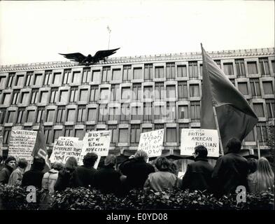 Nov. 11, 1969 - Guerra Anti-Vietnam dimostrazione in Grosvenor Square: Extra polizia erano in servizio in caso di difficoltà nel corso dell odierna Foto Stock