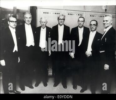 Il 12 Dic. 1969 - I vincitori di Premi Nobel a Stoccolma. Mostra fotografica di:- una line-up del 1969 vincitori di premi Nobel a Stoccolma prima che siano stati presentati con i loro diplomi e medaglie dal Re di Svezia. Essi sono (L. per R.) prof. Murray Gell-Mann (USA), che ha ricevuto il premio di fisica; il prof. Derek Barton (Inghilterra); Prof. Odd Hassel (Norvegia), entrambi gli uomini condividevano la chimica premio; Prof. Max Delbruck (USA); Prof. Alfred Hershey (USA); Prof. Salvador Luria (USA), tutti e tre i condiviso il premio di medicina e il prof. Jan Tingbergen (Olanda) che ha condiviso il premio di economia. Foto Stock