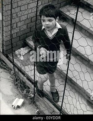 Il 12 Dic. 1969 - Un 5-anno-vecchio ragazzo abbandonato in un hotel.: Poco George Mason, di età compresa tra i 5, è stata abbandonata in una camera di hotel a Bloomsbury, London, nella notte di Natale da una giovane età di circa 30. Le forze di polizia hanno ormai tracciata la sua madre, Johana Lilian Mason in corrispondenza di un indirizzo nella zona nord di Londra ieri.La foto mostra il 5-year-old George Mason mostrato ieri nel parco giochi del ricevimento Otterden Home a Cambden, Londra, dove egli viene curato. Foto Stock