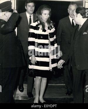 Dic. 14, 1969 - Il principe Carlo e la principessa Anne , Noel Coward lezione del pubblico al National Film Theatre. Un pubblico di celebrità, compreso il Principe Carlo, Princess Anne e Earl Mountbatten, erano presenti presso il National Film Theatre, questa sera quando Noel Coward, che celebra il suo settantesimo compleanno il martedì 16 dicembre, ha dato una lezione, seguita dalla proiezione di uno dei suoi film importanti ''in cui serviamo''. Coward il ruolo - e la storia del film è stato strettamente influenzato dalla vita di Lord Mountbatten. OPS: Princess Anne arrivando presso il National Film Theatre questa sera. Foto Stock