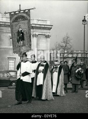 Gen 01, 1970 - Vi è stato un servizio a San Martin-in-the-Fields oggi, seguita da una processione verso la statua del re Carlo 1st. alla sommità di Whitehall, come parte delle cerimonie in occasione del primo anniversario della sua esecuzione. foto mostra la vista della processione di oggi. Foto Stock