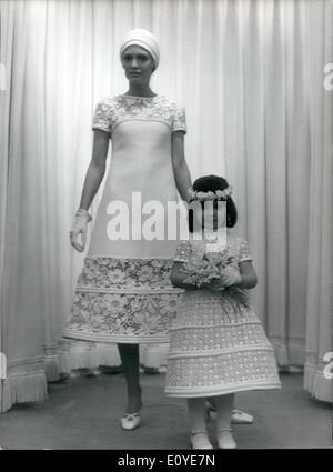 Gen 01, 1970 - Parigi mode, Pierre Balmain. OPS: DANESE MANICHINO WINNIE modelli ''ANGELUS''. Abito da sposa con pizzo EMBRDIDERIES. 5 anni CAROLINE KAY modelli una damigella abito. Foto Stock