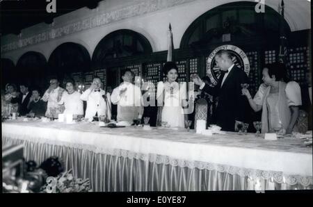 Gen 01, 1970 - Manila, Filippine - Filippine e i funzionari nordamericani offrono toast per amicizia durante la ricezione per noi il vice-presidente Spiro Agnew, Jan 1970. Da destra a sinistra, la sig.ra Fernando Lopez (moglie di Filippine VP) Agnew, signora Marcos, Presidente delle Filippine Ferdinand Marcos, - Sig.ra Agnew, Phil. VP Lopez. Foto Stock