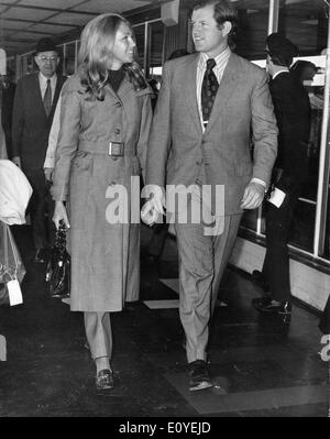 Gen 01, 1970 - Londra, Inghilterra, Regno Unito - File foto: circa 1970. TED KENNEDY e la moglie Joan Kennedy. La famiglia Kennedy Foto Stock