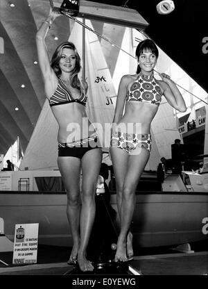 Gen 01, 1970 - Londra, Inghilterra, Regno Unito - File foto circa sessanta-1970s. Le ragazze che posano in bikini in sfilate di moda, germogli e sulle spiagge di abbronzatura. Secondo la versione ufficiale, il bikini moderno è stato inventato da ingegnere francese Louis Rekard e fashion designer Jacques Heim a Parigi nel 1946 e ha introdotto il 5 luglio presso un fashion show a piscine Molitor a Parigi. È stata una string bikini con un g-string indietro Foto Stock