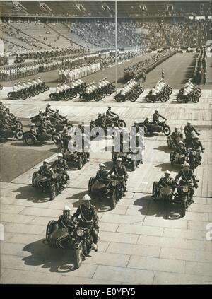 Il 1 gennaio, 1970 - prove finali per la grande ''Polizia Parade 1958'': Nelle ore del mattino 28.8.58 la prova finale per il grande ''Polizia Parade 1958", che si terrà domenica 31.8.58, era quello di essere visto a Berlino Olympia Stadium. Immagine 1) artisti su motocicli. Qui la famosa piramide è in mostra. 27 Polizia-gli uomini sono in equilibrio su solo quattro motocicli. Figura 2) La banda musicale di poliziotti porta la buona musica. Figura 3) un gruppo di forze di polizia-musicisti blewing le corna Foto Stock