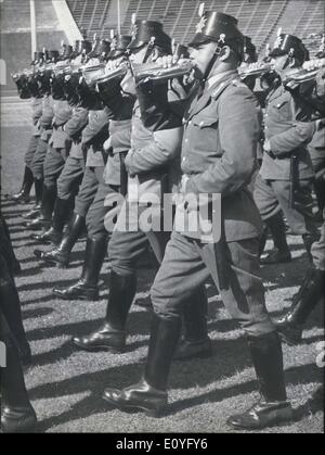 Il 1 gennaio, 1970 - prove finali per la grande ''Polizia Parade 1958'': Nelle ore del mattino 28.8.58 la prova finale per il grande ''Polizia Parade 1958", che si terrà domenica 31.8.58, era quello di essere visto a Berlino Olympia Stadium. Immagine 1) artisti su motocicli. Qui la famosa piramide è in mostra. 27 Polizia-gli uomini sono in equilibrio su solo quattro motocicli. Figura 2) La banda musicale di poliziotti porta la buona musica. Figura 3) un gruppo di forze di polizia-musicisti blewing le corna Foto Stock