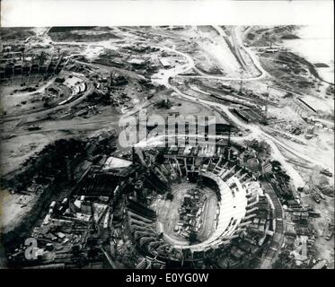 Apr. 04, 1970 - Il lavoro sul sito delle olimpiadi di Monaco in poi: vista generale che mostra i progressi compiuti sul sito dei Giochi Olimpici che si terranno a Monaco di Baviera nel 1972. In primo piano è il futuro sports hall e il sottofondo è il futuro sports hall e in background, a sinistra è il futuro dello Stadio Olimpico. Foto Stock