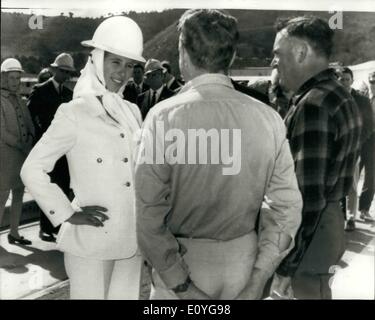 Apr. 04, 1970 - Royal Tour di Australia - Princess Anne visita una stazione di alimentazione sito. Continuando la Royal tour di Australia S.A.R. Princess Anne oggi ha pagato una visita alla Tumut Power Station site nel Nuovo Galles del Sud. La foto mostra: Princess Anne vestito in un paio di pantaloni di tuta e indossa un casco di protezione della testa e sciarpa, si ferma per chattare con i lavoratori edili, Ken McCarthy, sinistra e Harry Brockwell, durante la sua visita al sito. Foto Stock