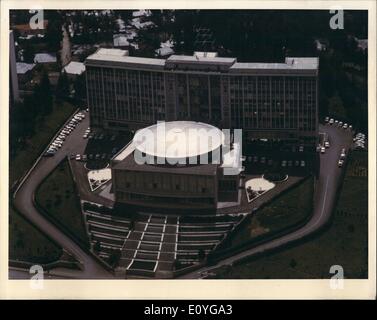 Apr. 04, 1970 - Sede centrale della Commissione economica per l'Africa: una vista di Africa Hall, sede della Commissione economica per l'Africa ad Addis Abeba in Etiopia. Costruzione di Africa hall ha cominciato nel luglio 1959, e l'edificio è stato inaugurato ufficialmente il 6 febbraio 1961, dall'imperatore Haile Scilasste sul ave di apertura della terza sessione della Commissione economica per l'Africa. Concepito e progettato dall'architetto italiano, arture Mezzediml, la hall è stato costruito sotto il controllo generale del ministero dei Lavori pubblici e le comunicazioni del governo etiope Foto Stock