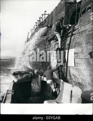 Apr. 04, 1970 - La famosa nave di ferro l'ultimo viaggio: la carcassa del primo oceaniche vite-driven nave di ferro, la S.S. La Gran Bretagna è ora è quello di essere trainato su un 2,667-ton pontoon attraverso migliaia di miglia di oceano per la sua casa porto di Bristol. La S.S. La Gran Bretagna è stato progettato da Isambard Kingdom Brunel, il famoso ingegnere britannico, e lanciato nel 1843. La foto mostra gli uomini dal tedesco di deep sea tug Varius, che trainato il pontoon all'Islande Falkland - andando a bordo della S.S. La Gran Bretagna. Foto Stock