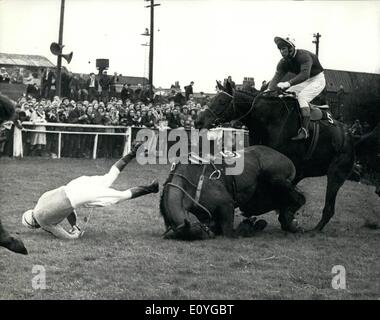 Apr. 04, 1970 - Gay viaggio vincere il Grand National: Gay viaggio riden da Pat Taaffe ha vinto il 1970 Grand National a Eglinton oggi, 2° è stato Valture riden da S. Barker e terza Miss Hunter riden da F. Shortt. Mostra immagine: Lontra (13) throwe suo jockey T.M. Jones e così facendo ha portato verso il basso consente di specificare (5) riden da J Cook durante il secondo tempo round di faggi Brook.