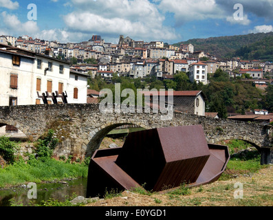 Moutier ponte sopra il fiume Durolle in Thiers, Puy de Dome, Auvergne, Francia - con la scultura in barca Foto Stock