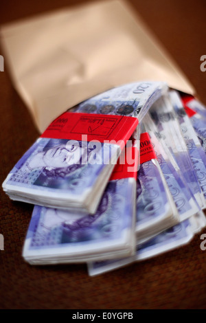 5000 pound bundle di venti pound note. Foto Stock