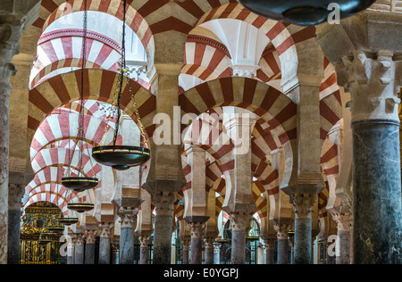 I pilastri e gli archi nella Grande Moschea, la Mezquita, Cordoba, Spagna Foto Stock