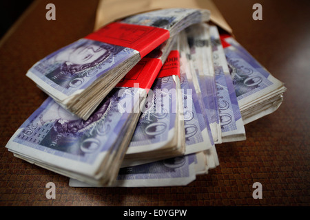 5000 pound bundle di venti pound note. Foto Stock
