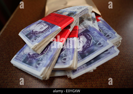 5000 pound bundle di venti pound note. Foto Stock