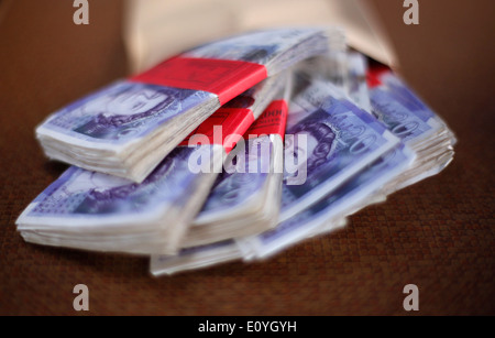 5000 pound bundle di venti pound note. Foto Stock
