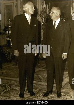 05 maggio 1970 - Arthur Watson sinistra , il nuovo ambasciatore Usa in Francia, ha presentato la sua entials Georges Pompidou a Elyse Foto Stock