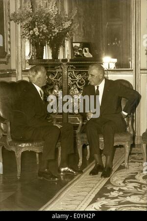 Maggio 07, 1970 - Arthur Watson (sinistra), il nuovo ambasciatore statunitense a Parigi e Georges Pompidou, parlare nell'Elysee Palace dopo Watson ha presentato le sue credenziali al Presidente francese. Foto Stock