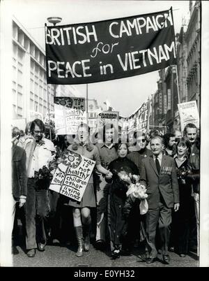 10 maggio 1970 - i manifestanti si scontrano con la polizia durante la marcia di protesta sull'ambasciata americana a Londra ? Migliaia di dimostranti salmodiare anti-guerra di slogan e protesta contro l'intervento americano in Cambogia, si sono scontrati con la polizia quando essi hanno marciato all'Ambasciata americana in Grosvenor Square ieri. I combattimenti sono scoppiati quando hanno cercato di sfondare le linee di polizia a guardia della Ambasciata. La foto mostra: British attrice Vanessa Redgrave (indossando occhiali) e Madame Lin qui, moglie di un giornalista vietnamita, portando i dimostranti marzo all'Ambasciata americana di ieri. Keystone Foto Stock