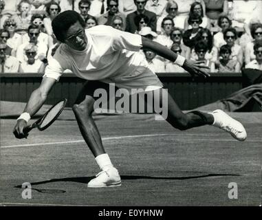 06 giugno 1970 - Wimbledon Tennis Championships (Men's Singles) Arthur Ashe (USA) contro El Shafei (UA). Foto: Arthur Ashe (USA) visto in azione durante la sua partita contro El Shafei (UAR) sul campo di corte centrale di oggi. Foto Stock