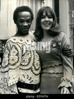 Giugno 06, 1970 - Danny Williams si sposi: colorate cantante Danny Williams è stato sposato a Kensington register office oggi, a Jean Lingard, segretario e part-time del modello. Danny, 28, che proviene dalla porta Elizabet, Sud Africa, met-scozzese nato Jean, 25, tre anni fa in un night club di Londra. Danny ha avuto il suo precedente matrimonio sciolto. La foto mostra la sposa e lo sposo dopo la cerimonia. Foto Stock