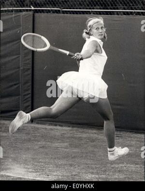 Giugno 08, 1970 - Beckenham Lawn Tennis Championships signori Kent Single.: Miss Eugrenia Izopaitis, dell'U.R.S.S. in azione durante la sua partita contro Miss VEronica Burton (G.B.) La ragazza russa ha vinto il primo tempo ha giocato su una corte d'erba. Foto Stock