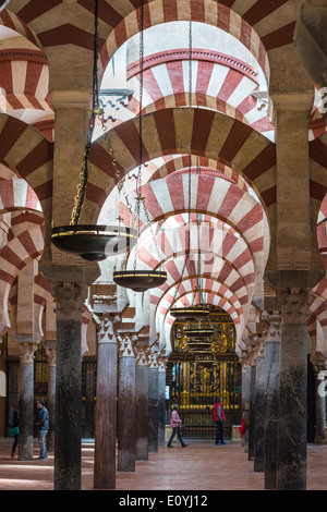 I pilastri e gli archi nella Grande Moschea, la Mezquita, Cordoba, Spagna Foto Stock