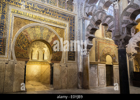 Scolpiti in stucco e decorazione a mosaico intorno il mihrab della Grande Moschea, la Mezquita, a Cordoba, Spagna Foto Stock