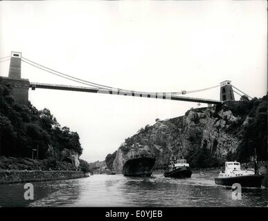 Lug. 07, 1970 - Brunel la nave di S.S. La Gran Bretagna arriva a Bristol.: Brunel della nave di ferro la S.S. Gran Bretagna, arrivati a Bristol ieri, alla fine del suo rimorchio di 8.000 miglia dalle Isole Falkland. Più di 100.000 sbandieratori di persone guardato come il coperto le otto miglia del serpeggiante fiume Avon da Avonmouth a Bristol Docks dove ella è stata lanciata in 127 anni fa. Lavorare per il suo restauro avrà inizio in una quindicina di giorni. La SS in Gran Bretagna è stato il primo al mondo oceano andando elica azionata nave di ferro. La foto mostra la scena come la S.S Foto Stock