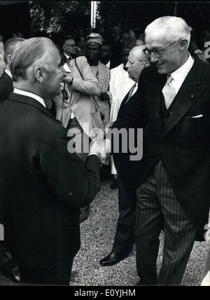 Lug. 07, 1970 - La tradizionale per il giorno della Bastiglia sfilata dall'Arc de Triomphe a Place de la Concore appena conclusa. Georges Pompidou (sinistra), Presidente della Francia, è raffigurato lo scuotimento Arthur Watson la mano, il nuovo ambasciatore statunitense a Parigi. Lavoratori installare immenso Hangar Win Foto Stock