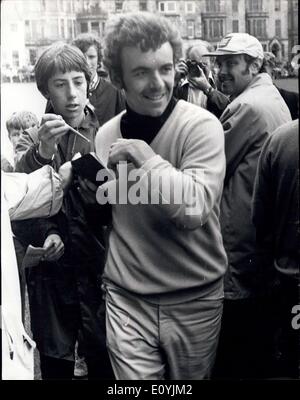 Lug. 10, 1970 - Open di Golf a St Andrews. Mostra fotografica di Tony Jacklin, il campione in carica, è assediata dai cacciatori di autografi - durante la oro Aperto Campionato a St Andrews. Foto Stock