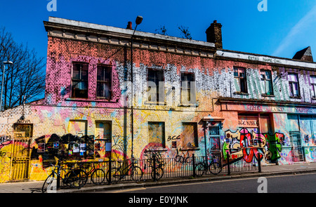 Pub abbandonati coperto di graffiti Foto Stock