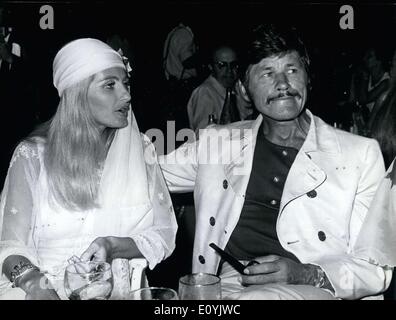 Lug. 27, 1970 - Charles Bronson e moglie Jill Ireland, a un Cocktail Party Foto Stock