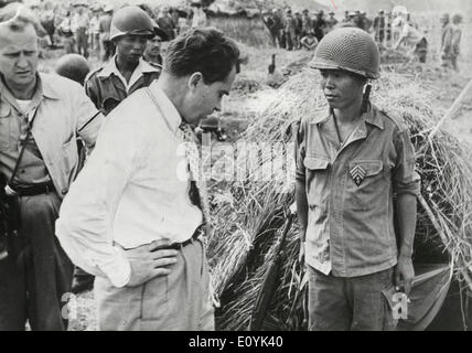 Jul 14, 1953 - Saigon, Cina - Richard Nixon (Gennaio 9, 1913 Ð Aprile 22, 1994) è stato il trentasettesimo Presidente degli Stati Uniti (1969Ð1974), che precedentemente aveva fatto la trentaseiesima Vice Presidente degli Stati Uniti (1953Ð1961). Un membro del Partito Repubblicano, egli era il solo il Presidente a rassegnare le dimissioni all'ufficio come pure la persona solo per essere eletto due volte per la Presidenza e la Vice Presidenza. Nella foto: come senatore visite in guerra indo Cina operazione 'Seagull' Foto Stock