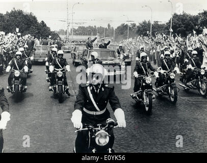 Agosto 08, 1969 - Bucarest, Romania - Richard Nixon (Gennaio 9, 1913 Ð Aprile 22, 1994) è stato il trentasettesimo Presidente degli Stati Uniti (1969Ð1974), che precedentemente aveva fatto la trentaseiesima Vice Presidente degli Stati Uniti (1953Ð1961). Un membro del Partito Repubblicano, egli era il solo il Presidente a rassegnare le dimissioni all'ufficio come pure la persona solo per essere eletto due volte per la Presidenza e la Vice Presidenza. Foto Stock