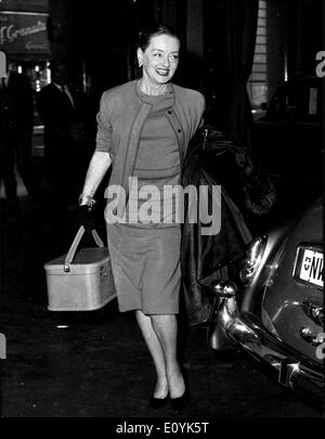 L'attrice Bette Davis passeggiate attraverso Roma street Foto Stock