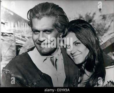 Agosto 08, 1970 - Omar Sharif e Florinda Bolkan sono le stelle di sette milioni di dollari film ''l'ultima valle" di James Clavell e dal costarring Michael Caine. Il film conta la storia di una strega (Florinda Bolkan) che sarà torturato e portato alla partecipazione alla fine di una storia di amore e odio nel mezzo della Guerra dei Trent'anni. Foto Stock