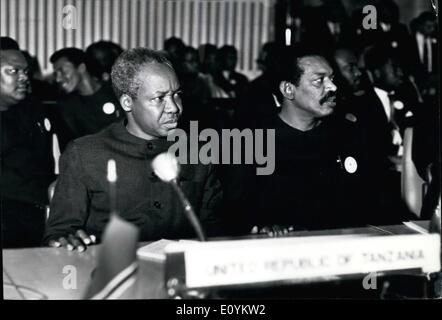 Sett. 09, 1970 - Presidente Julius Nyerere della Tanzania con il suo gabinetto del ministro signor Babu all'OUA di capi di Stati riuniti ad Addis Abeba. Credito: Camerapix Foto Stock