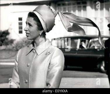 Sett. 09, 1970 - PRINCESS ANNE OFF PER LA GERMANIA. PRINCESS ANNE lasciato Londra aeroporto questa mattina per visitare Royal Air Force Bruggen e presente la regina del colore per Royal Air Force Germania a nome della regina. La foto mostra: Princess Anne indossato questa sorprendente hat style - quando ha lasciato l'Aeroporto di Londra oggi. Foto Stock