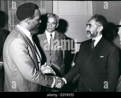 Sett. 09, 1970 - Addis Abeba. Etiopia: l'imperatore di Etiopia saluta i leader nigeriani Il Mag. Gowen Generale nella parte posteriore è il Foto Stock