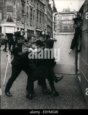 Ottobre 10, 1970 - sospendere la vendita di armi AL SUD AFRICA meeting di protesta polizia si scontrano con i manifestanti. Sospendere la vendita di armi AL SUD AFRICA meeting di protesta organizzata dal Movimento Anti-Apartheid, ha avuto luogo oggi a Trafalgar Square. Durante la dimostrazione di un gruppo di militanti si scontrano con la polizia e molti arresti sono stati eseguiti. La foto mostra uno dei manifestanti è costretto in un furgone della polizia durante il terremoto in Piazza Trafalger oggi. Foto Stock