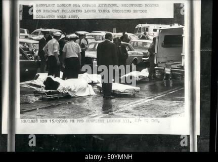 Ottobre 10, 1970 - 28 morti nel crollo del ponte: almeno 28 gli uomini sono stati uccisi quando un gigante di cemento e acciaio di sezione Australia più lunga del ponte crollato su una strada lungo il fiume oggi a Melbourne. Un altro 25 uomini sono mancanti, cavata al sono stati intrappolati quando il 150Yd tratto lungo la West Gate Bridge essendo costruito sul Fiume Yarra appiattito una linea di capannoni. La foto mostra: corpi recuperati sulla carreggiata a seguito della Yarra inferiore attraversando Ponte oggi di emergenza. Foto Stock